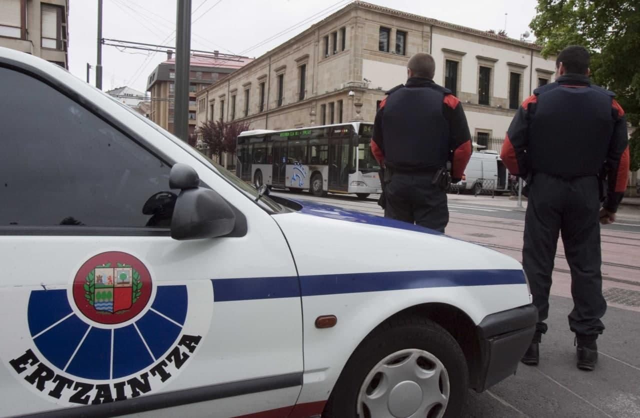 Patrulla junto al Parlamento Vasco