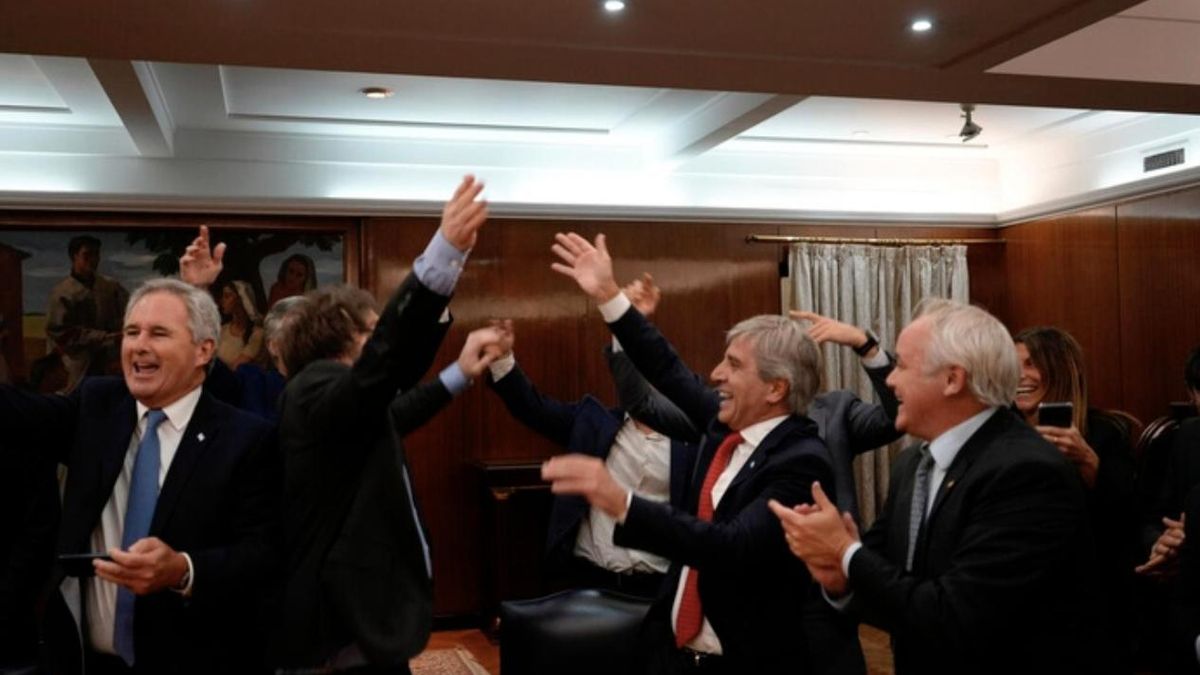 Quirno, Milei, Caputo y Werning celebran junto a otros miembros del equipo económico la liberación parcial del cepo en abril.