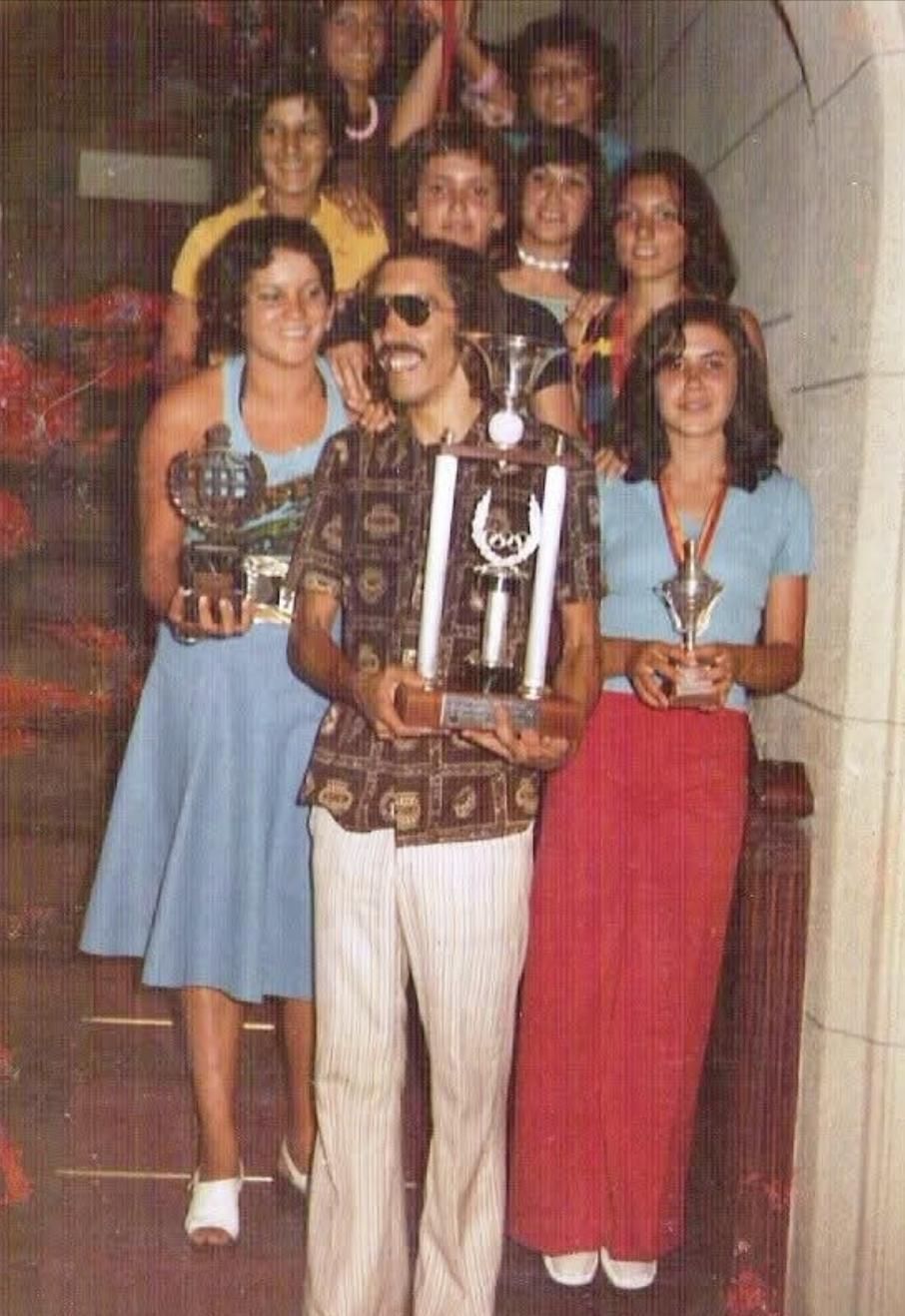 Equipo femenino Buitres Saab con Roberto Estrello.