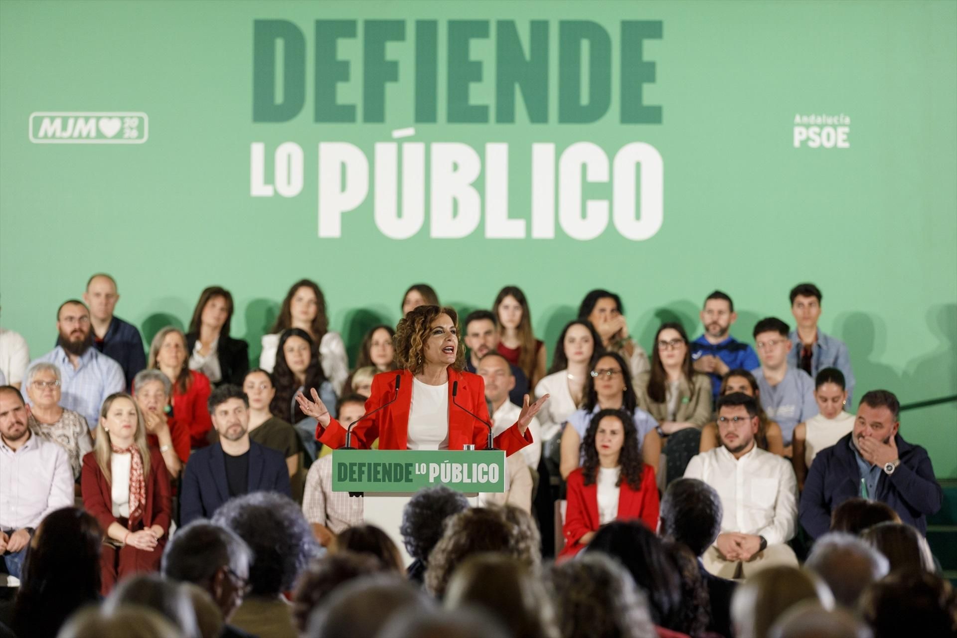 María Jesús Montero, en un escenario verde con el mensaje de su campaña.