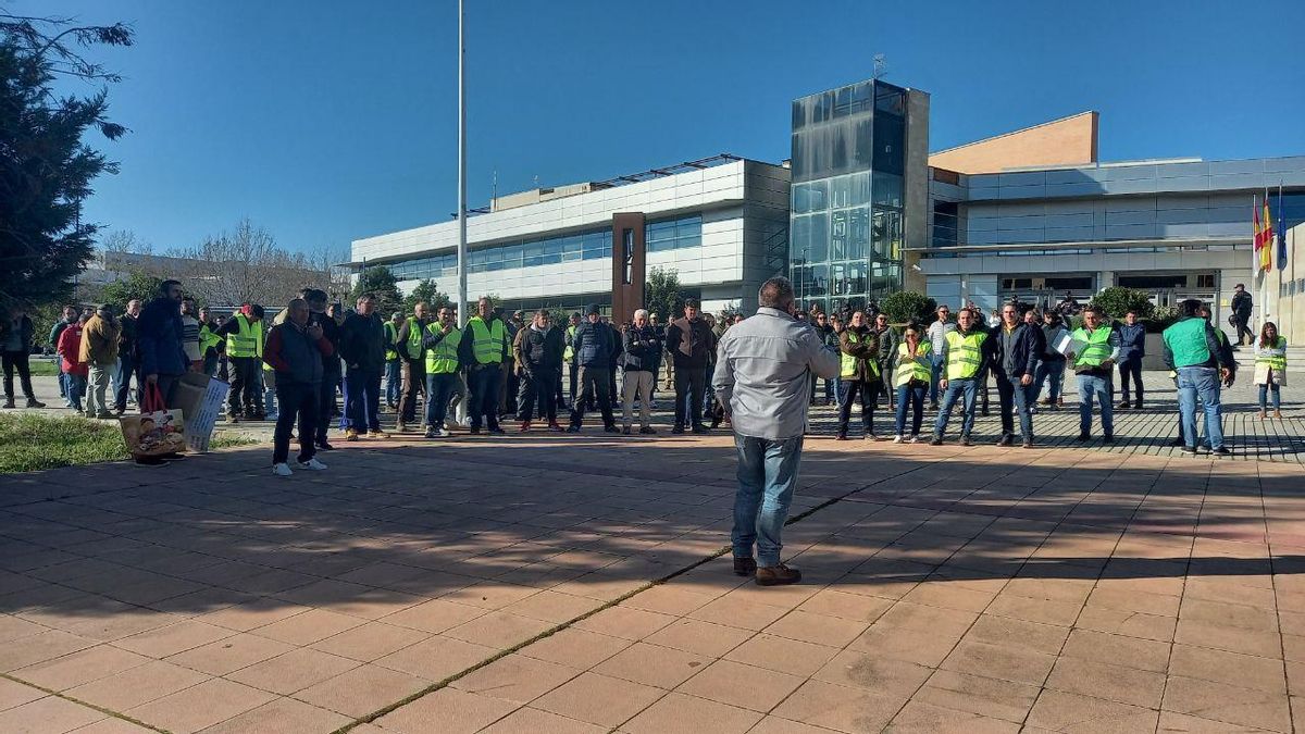 Más de un centenar de agricultores se concentraban a las 10 de la mañana a las puertas de la Consejería de Desarrollo Sostenible en Toledo, dentro de las protestas del campo convocadas por Unión de Uniones
