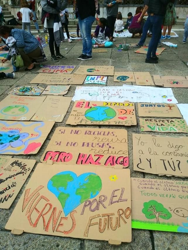 Pancartas y mensajes para la manifestación del viernes.