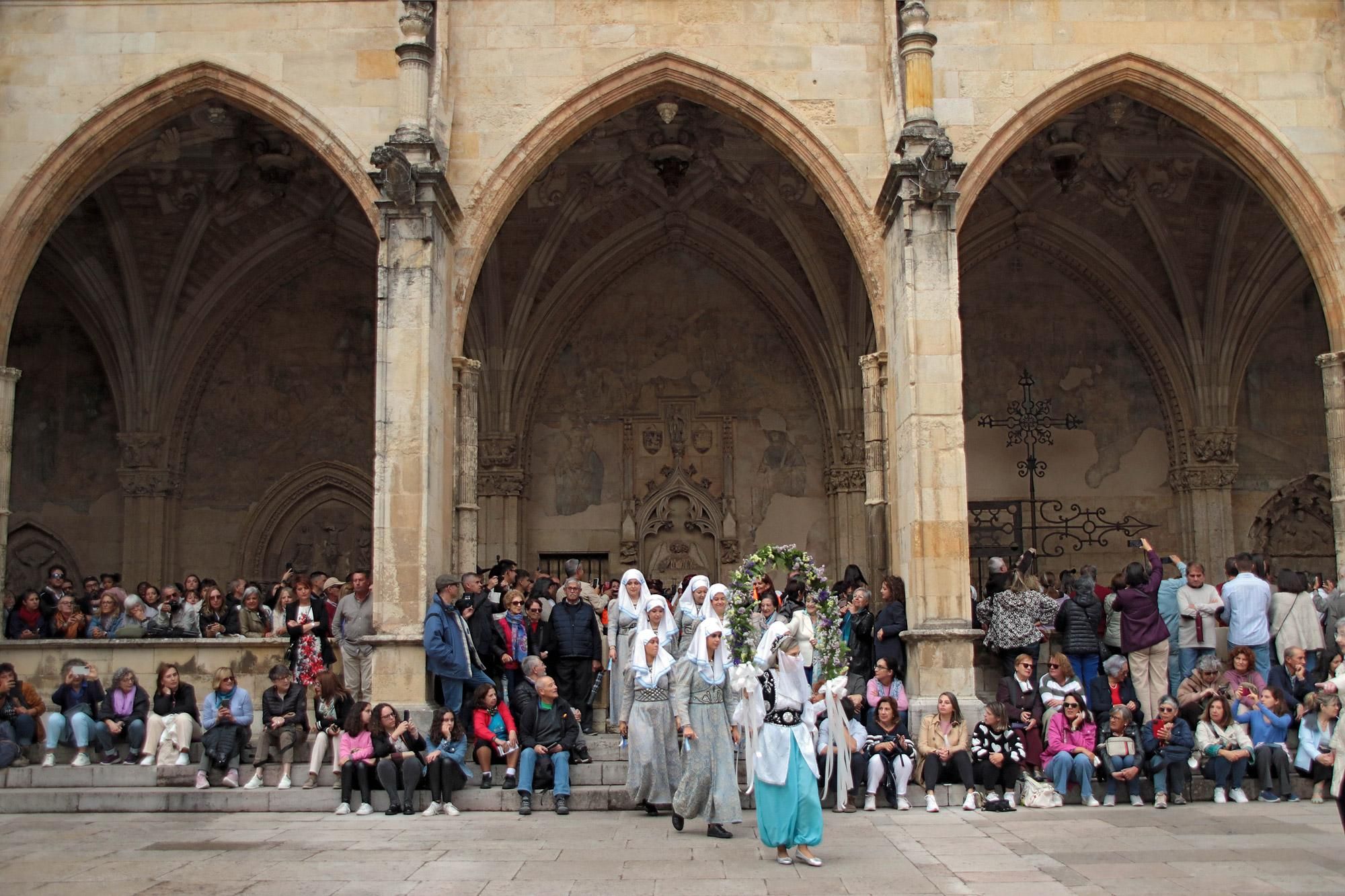 Entrada de Las Cantaderas al claustro de la Catedral.