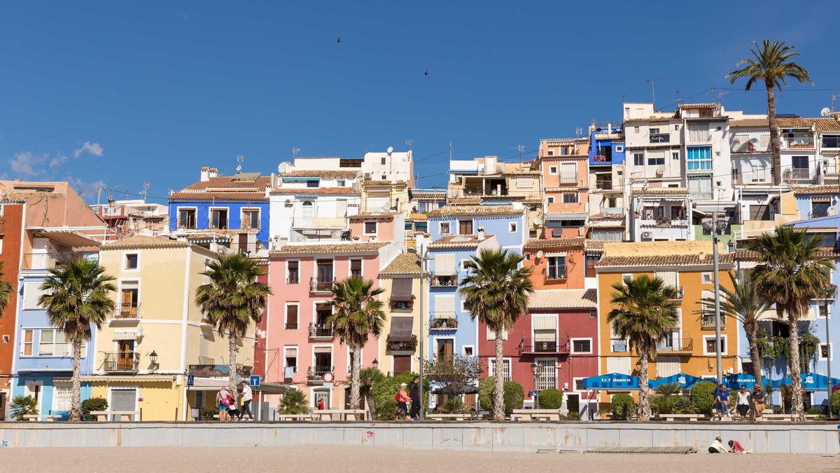 El pueblo marinero alicantino que conserva restos de su muralla medieval y una tradición arquitectónica única