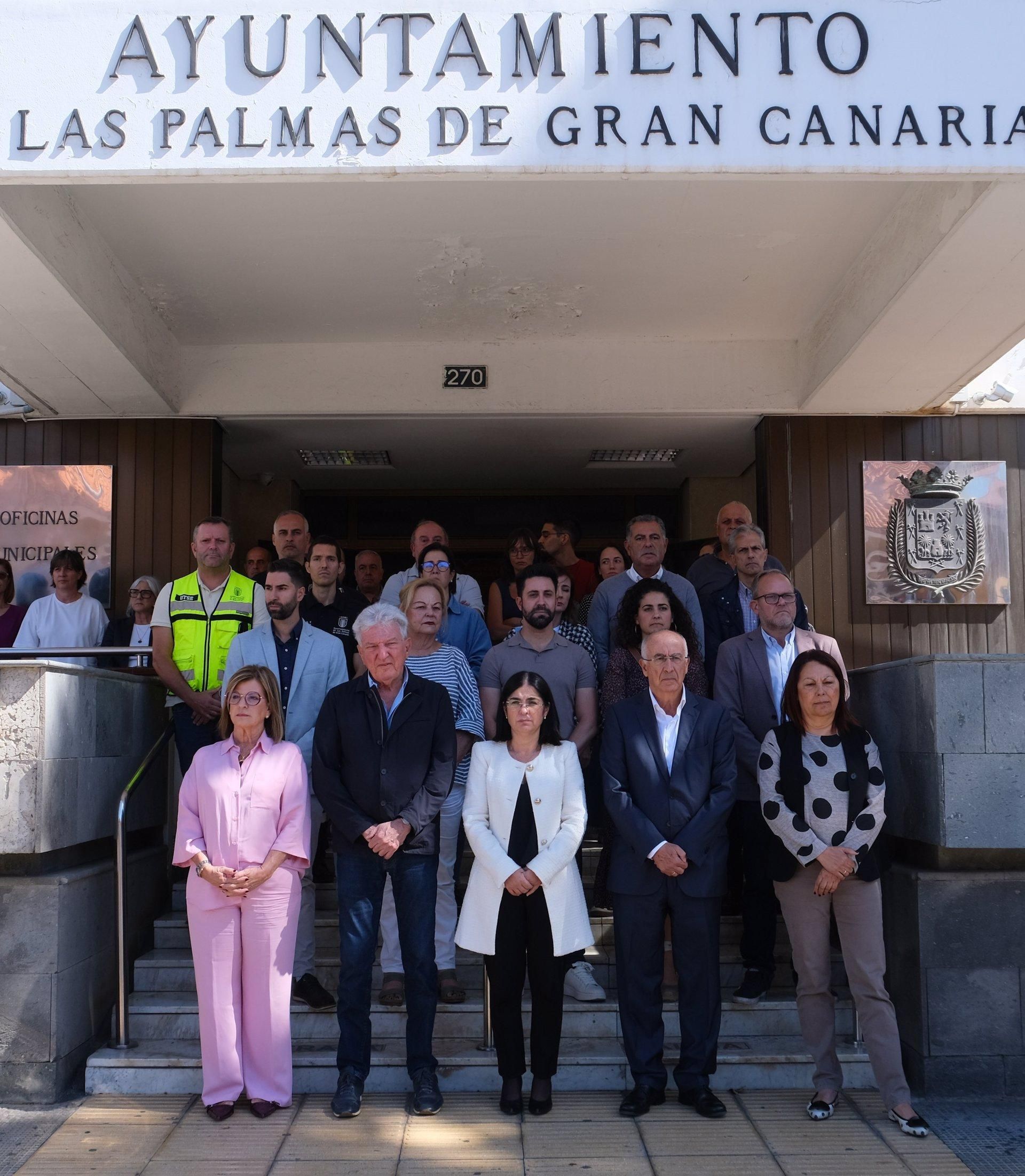 Las autoridades del Ayuntamiento de Las Palmas de Gran Canaria, durante el minuto de silencio este miércoles.