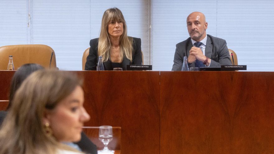 Archivo - La mujer del presidente del Gobierno, Begoña Gómez y el diputado del PSOE Jesús Celada, durante la Comisión de Investigación sobre programas de cátedras y postgrados de la Universidad Complutense de Madrid y empresas financiadoras, en la Asamble