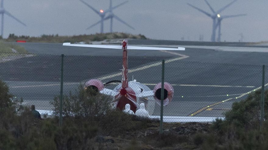 El avión que traslada a personas con hantavirus, este miércoles en el aeropuerto de Gran Canaria.