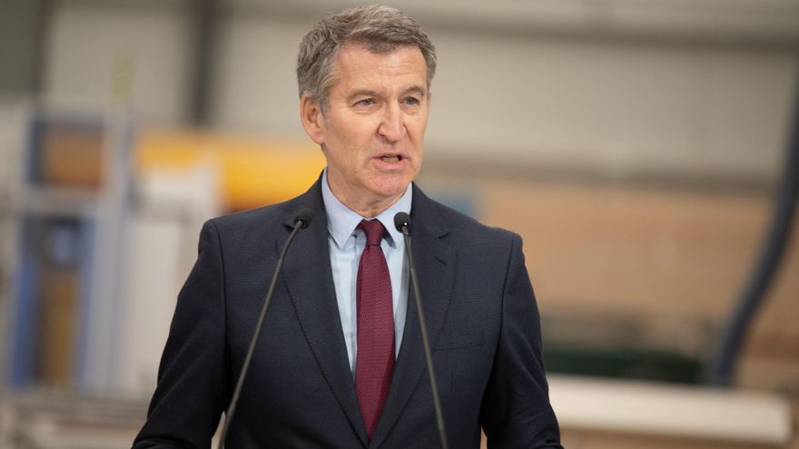 El presidente del Partido Popular, Alberto Núñez Feijóo, interviene ante los medios de comunicación durante una visita a la empresa Medgon, a 6 de febrero de 2025, en Carrión de los Condes, Palencia, Castilla y León (España). Durante su visita, Feijóo ha