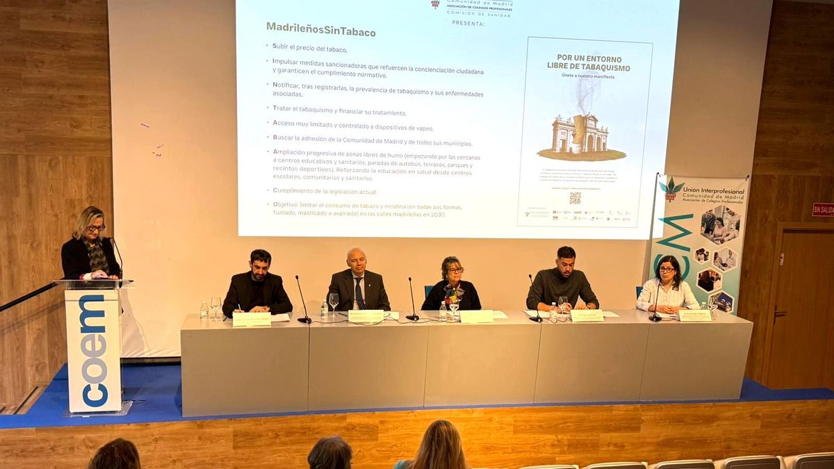 Los ponentes y representantes de los distintos colegios sanitarios detrás de la campaña 'MadrileñosSinTabaco'