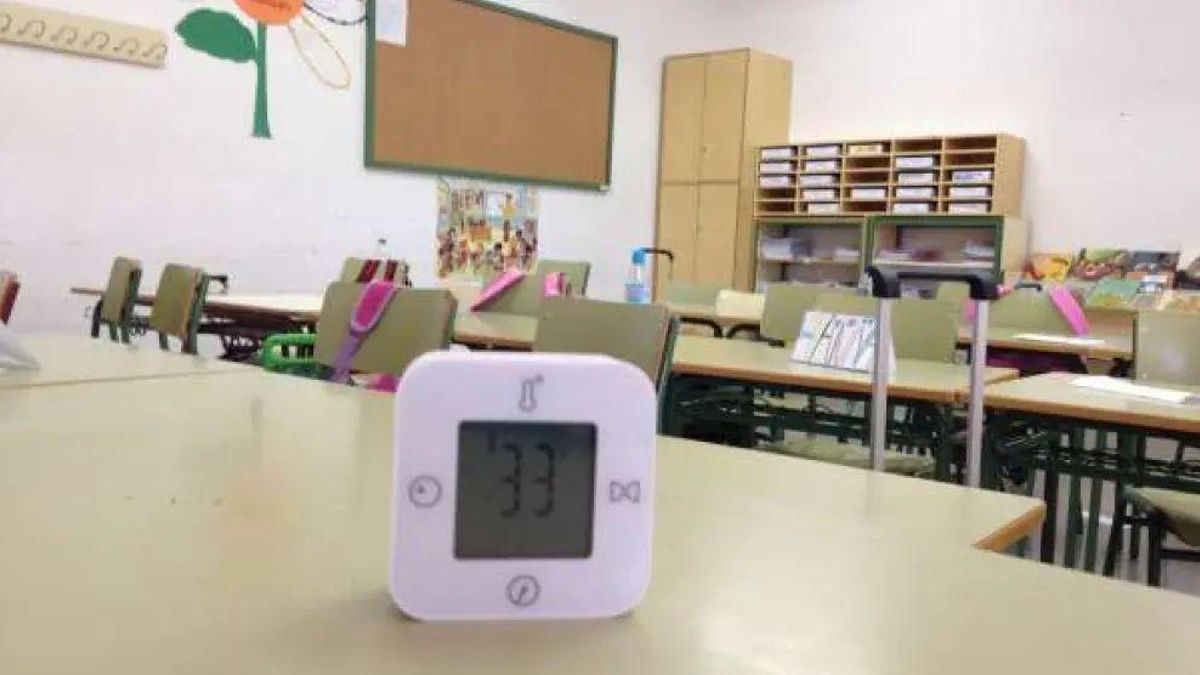 Un termómetro marca 33 grados dentro de un aula de la Vila Joiosa.