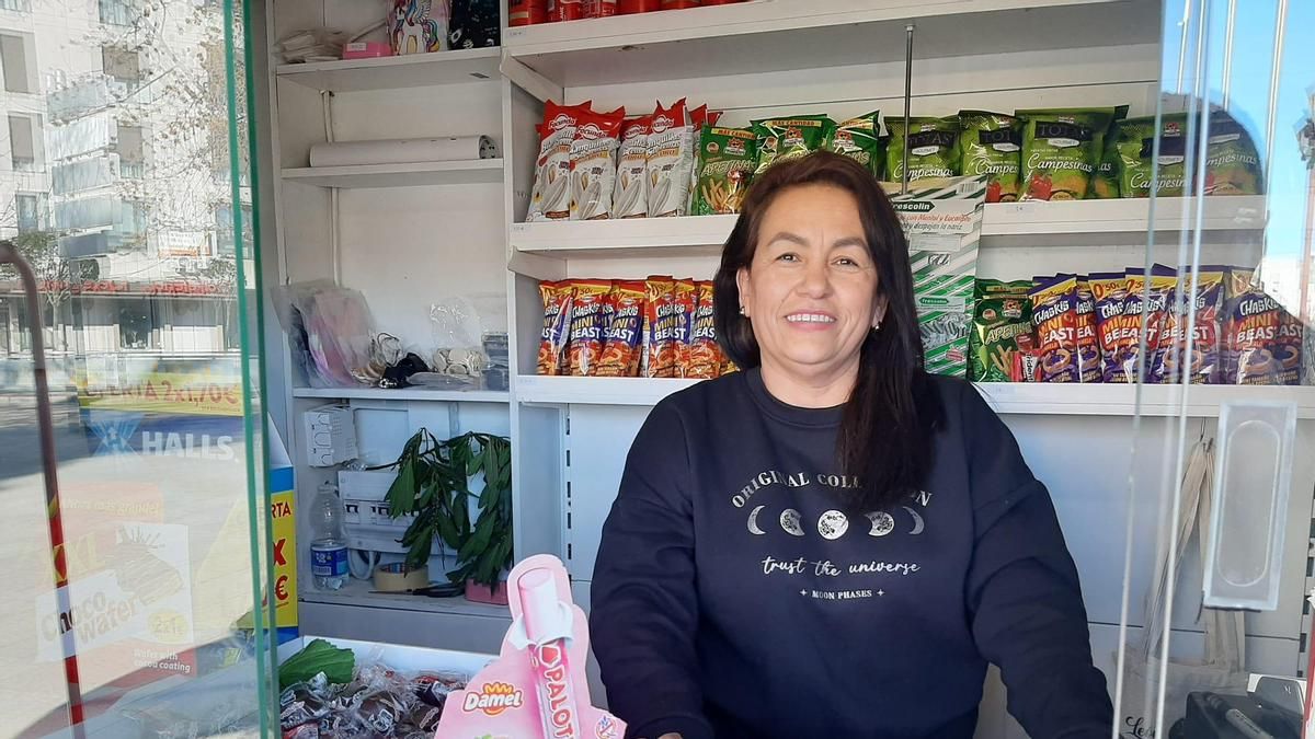 María Rodríguez, en su quiosco El rinconcito de María, en la plaza de San Marcos en León. 