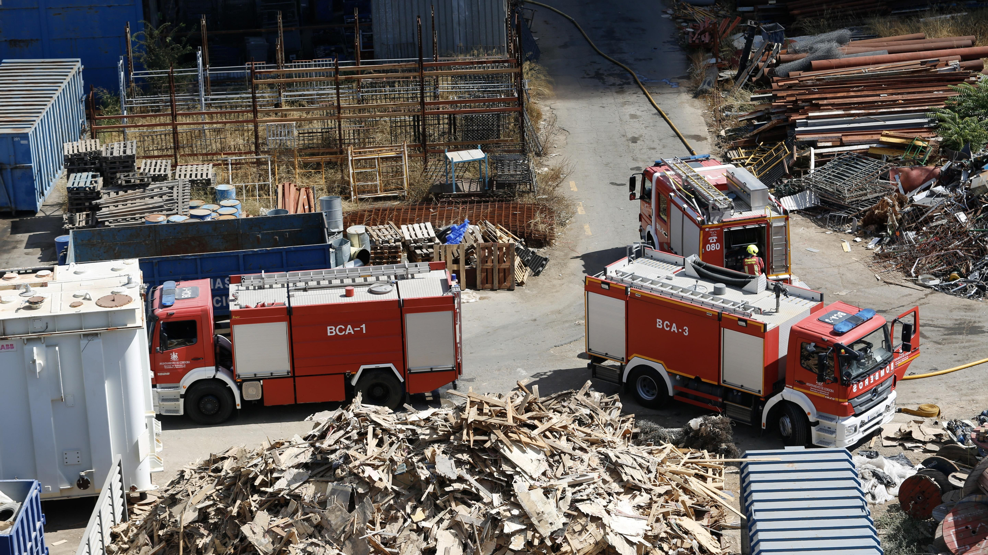 Los bomberos acuden a sofocar un aparatoso incendio de chatarra en los terrenos de la empresa Solanas