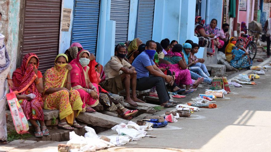 Gente haciendo cola frente a una tienda del gobierno en Prayagraj para recibir raciones de comida, durante el confinamiento impuesto por el virus en mayo.