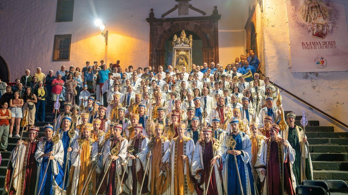 Imagen de familia en la plaza de Santo Domingo.