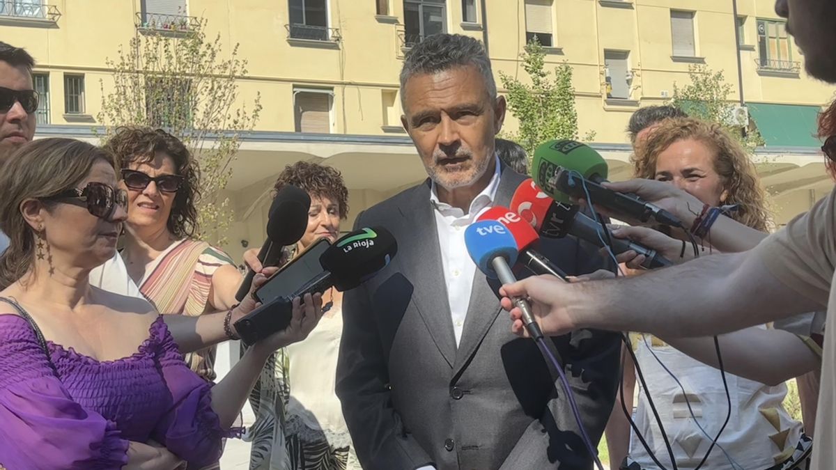 Rueda de prensa dada por el Alcalde de Logroño, Conrado Escobar