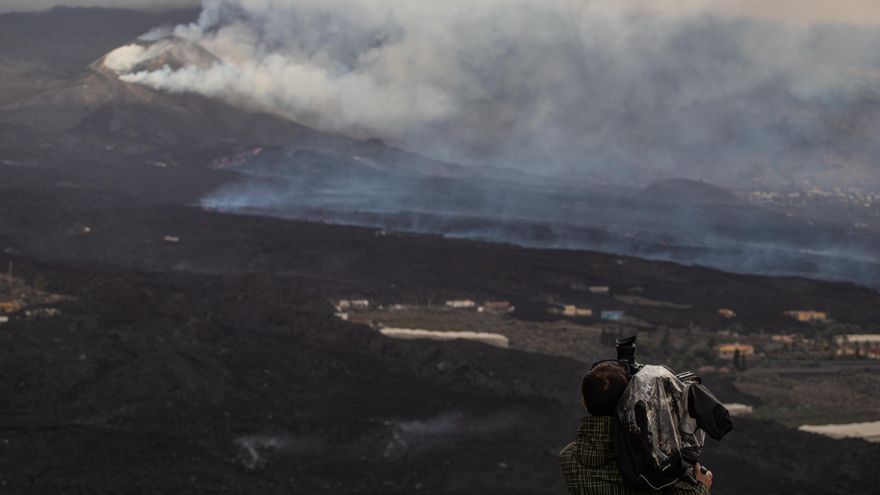 Un cámara de televisión graba la erupción