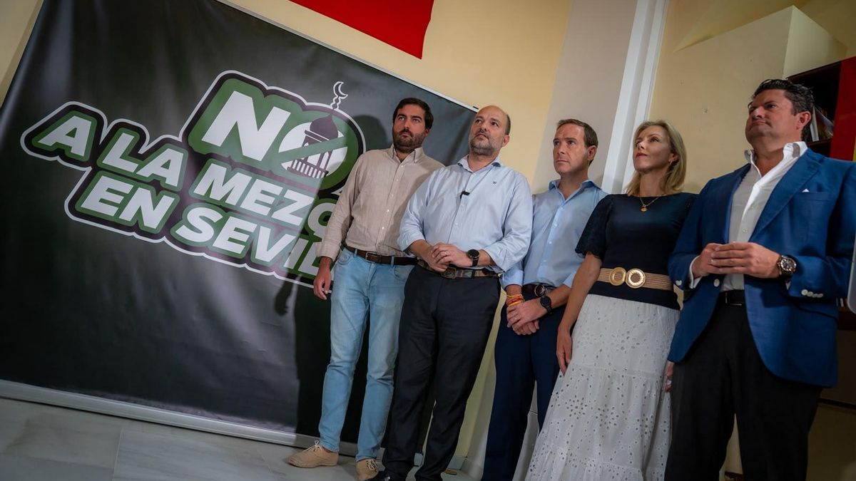 Concejales y parlamentarios de Vox, este martes en su grupo municipal.