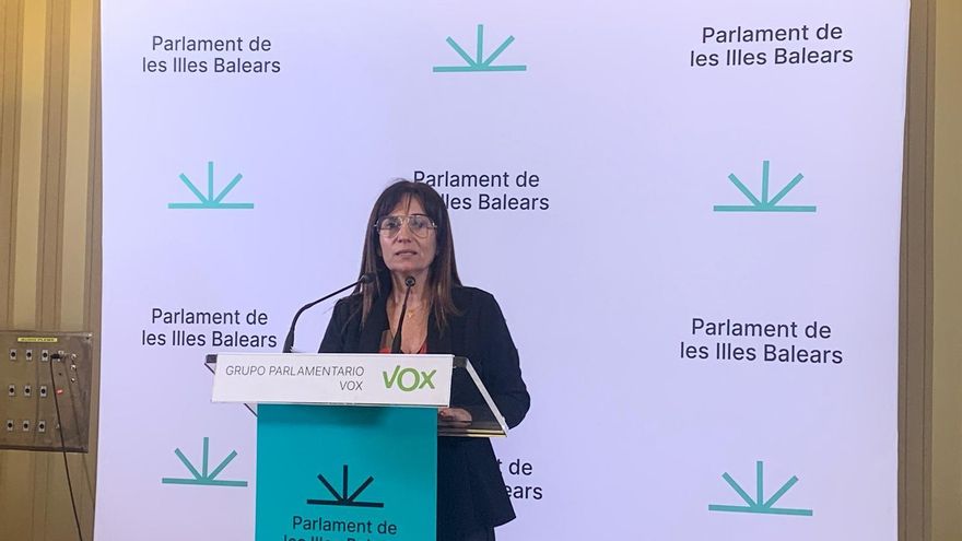 Archivo - La portavoz de Vox en el Parlament, Manuela Cañadas, en una rueda de prensa. Archivo.