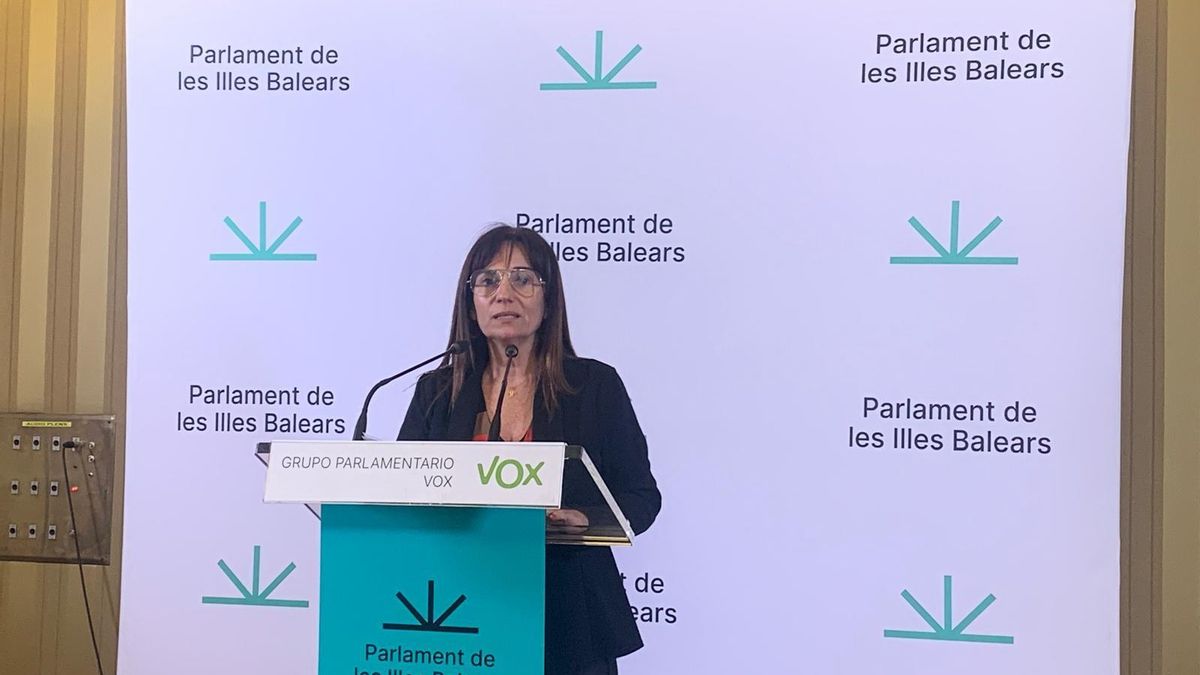 Archivo - La portavoz de Vox en el Parlament, Manuela Cañadas, en una rueda de prensa. Archivo.