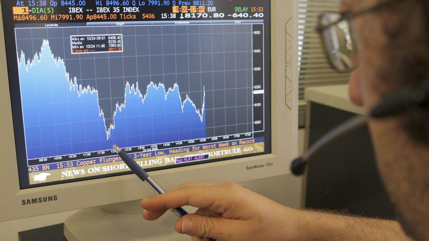 Imagen de una persona que consulta en su ordenador el Ibex-35 de la bolsa española. EFE/Chema Moya