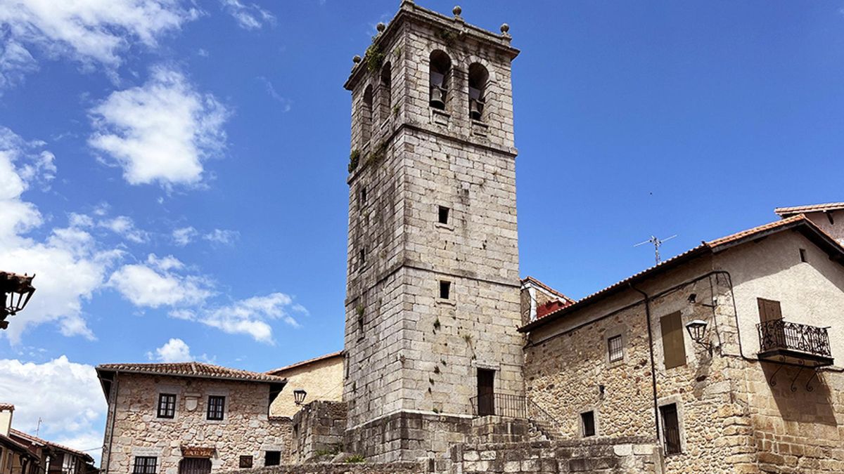 La torre destaca por su gran solidez, edificada con granito gris y de planta cuadrada
