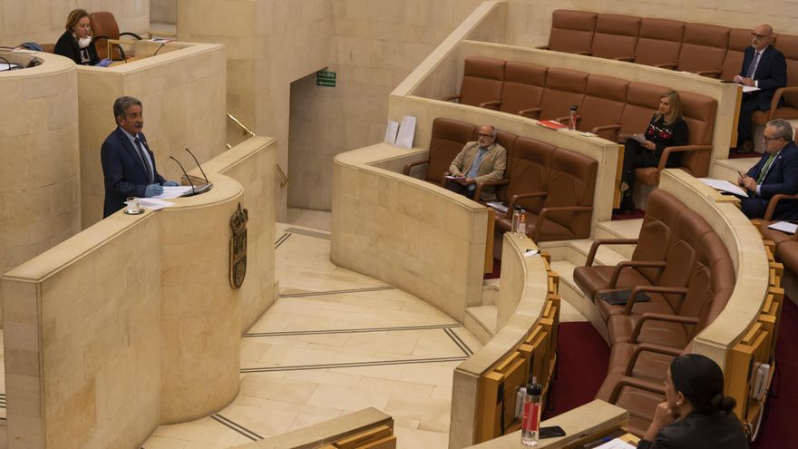 El presidente de Cantabria, Miguel Ángel Revilla, en el Parlamento. Archivo.