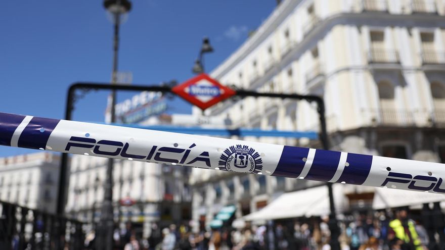 El corte de suministro eléctrico que afecta este lunes a España ha dejado sin servicio el metro de Madrid. EFE/Mariscal
