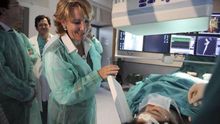 Esperanza Aguirre visita un hospital cuando era presidenta de la Comunidad de Madrid. A la izquierda, el exconsejero de Sanidad, Javier Lasquetty. / Efe