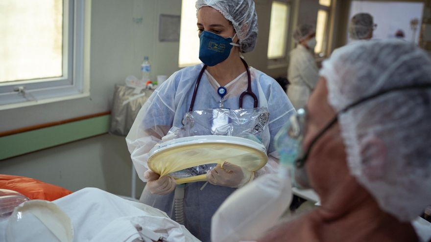 Trabajadores de la salud dan atención a pacientes con la covid-19 hoy en la ciudad de Sao Leopoldo (Brasil), en una fotografía de archivo. EFE/Daniel Marenco
