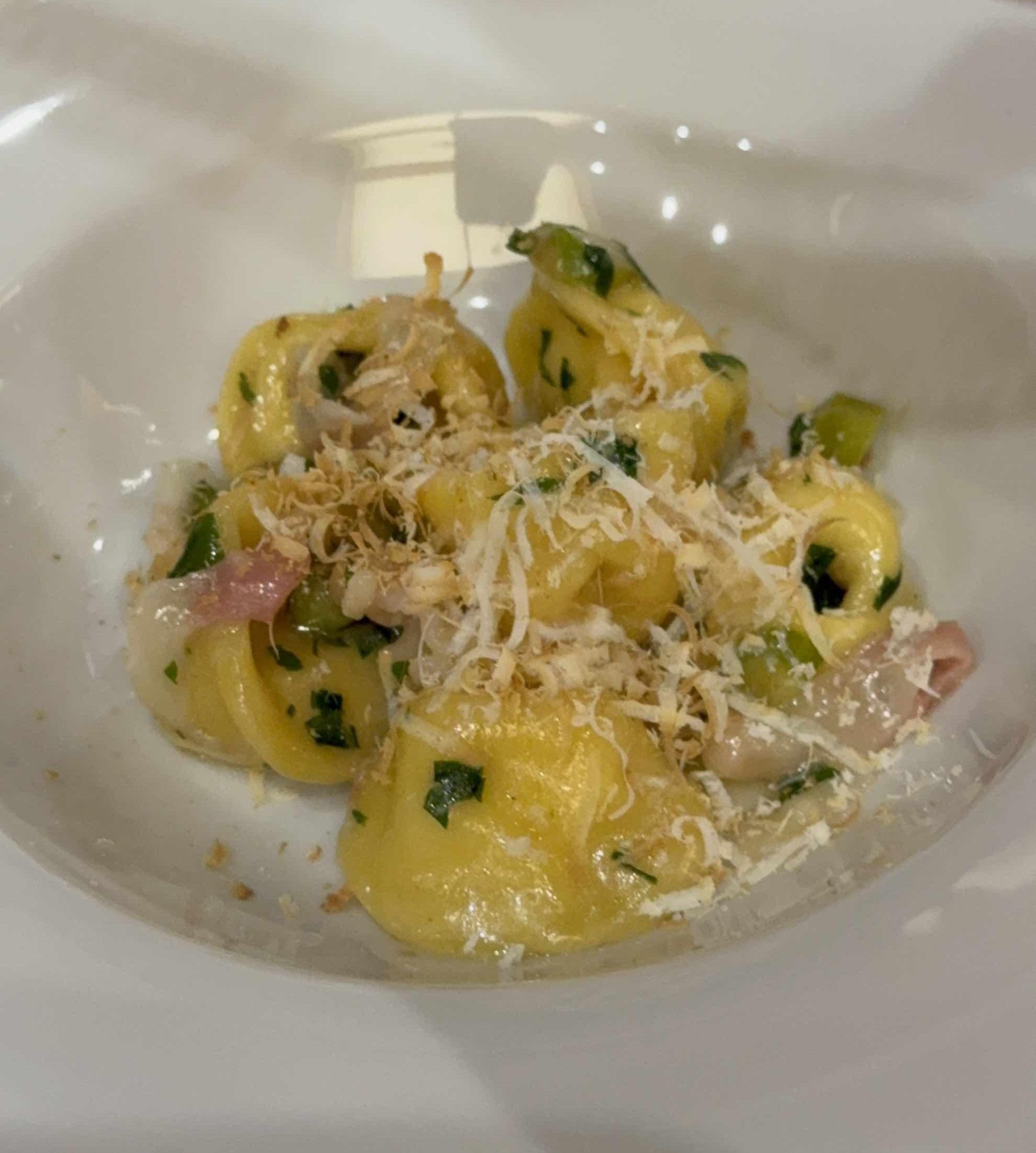 Cappeletti con espárragos y panceta.