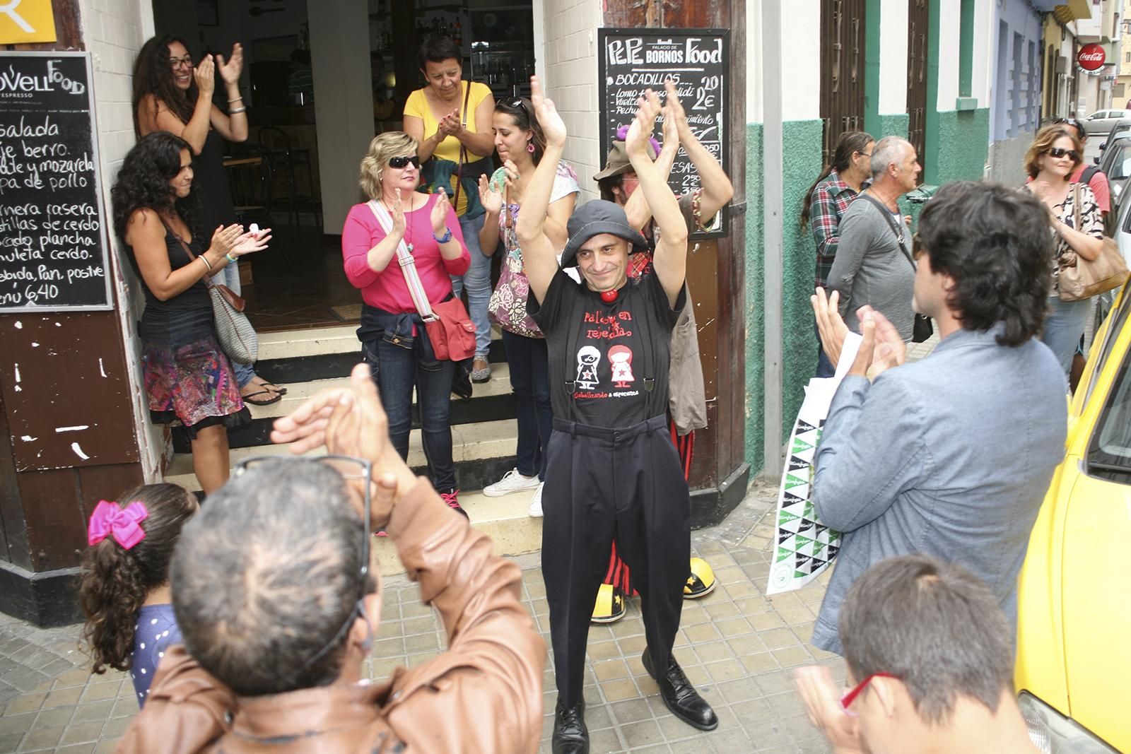 Performance frente al Consulado de Marruecos de Pallasos en Rebeldía (ALEJANDRO RAMOS)