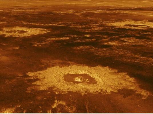 Superficie de Venus, observada por la sonda Magellan, de la NASA, que cartografió toda la superficie del planeta mediante un radar a principios de la década de 1990. Se pueden ver evidencias de actividad volcánica y cráteres de impacto. Créditos: NASA/JPL