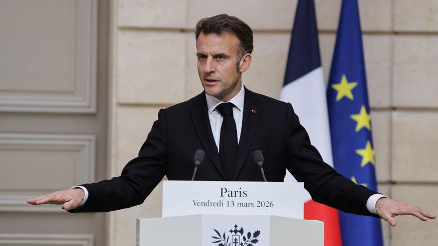 El presidente francés Emmanuel Macron, este viernes durante una conferencia de prensa conjunta con el presidente ucraniano, Volodímir Zelenski, tras sus conversaciones en el Palacio del Elíseo en París, Francia. EFE/EPA/LUDOVIC MARIN / POOL MAXPPP OUT