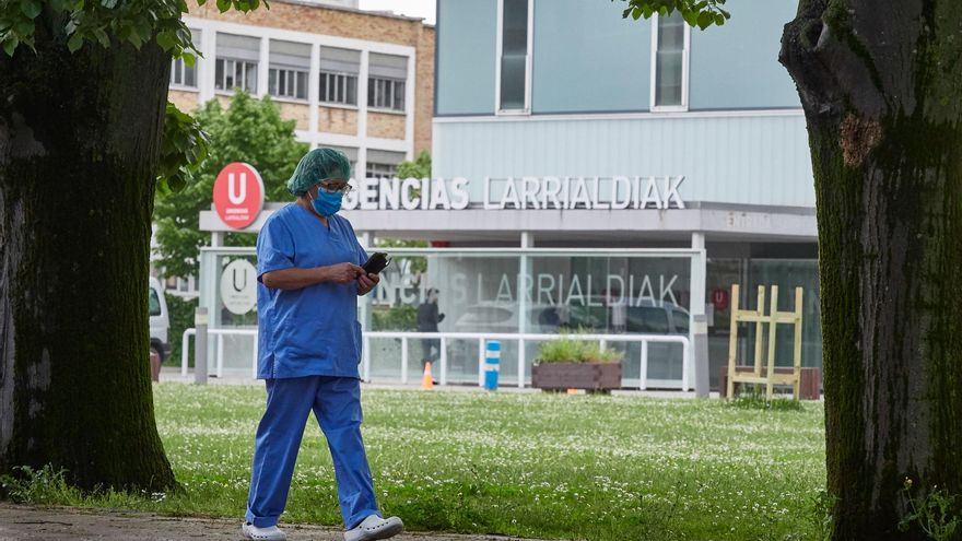 Navarra suspende vacaciones de sanitarios, cirugías y consultas por el aumento de la presión hospitalaria