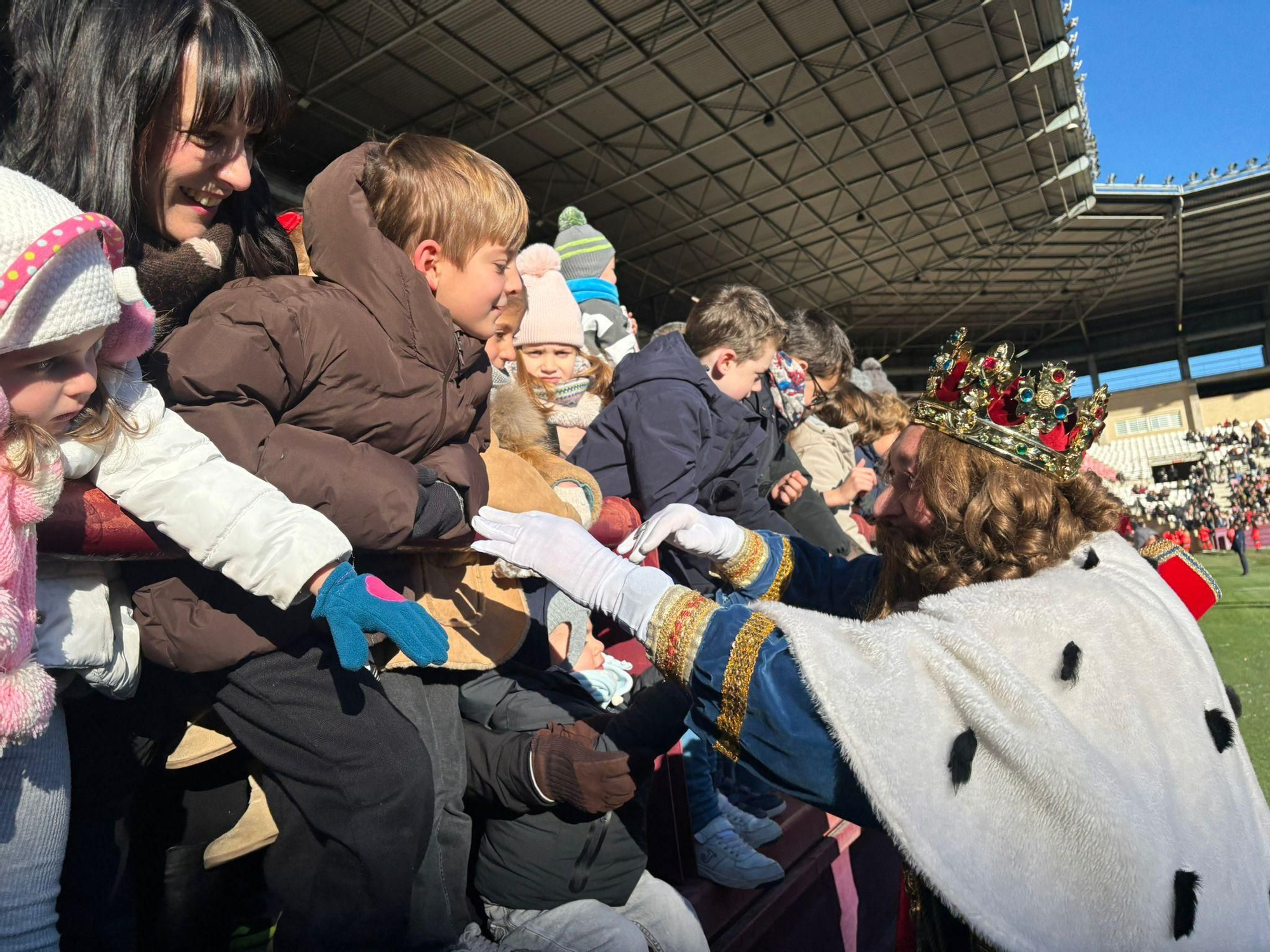 Los Reyes Magos ya están en Logroño: así ha sido el aterrizaje en helicóptero en Las Gaunas