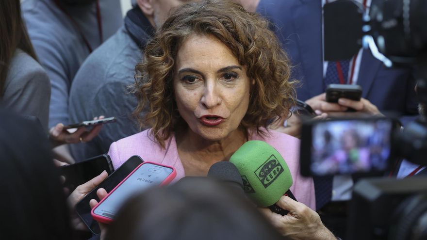 Montero asegura que las comunidades tendrán que firmar "un convenio" una a una para acogerse a la quita de la deuda