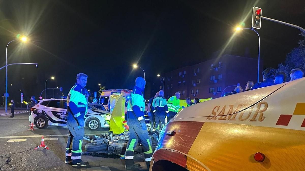 Servicios de emergencias durante la intervención en el accidente en el que ha fallecido un motorista de 47 años en Aluche