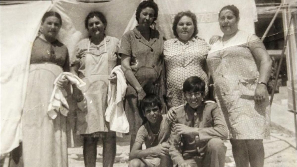 Grupo de trabajadores en un hotel de Eivissa en los años setenta