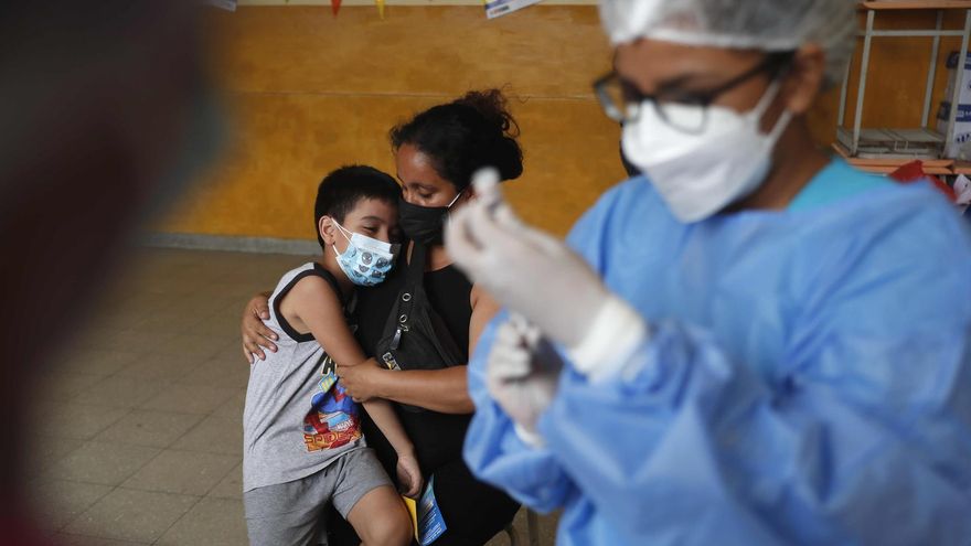 Un niño espera para recibir una vacuna contra la COVID-19 hoy, en el colegio público Ricardo Bentín, en Lima (Perú).