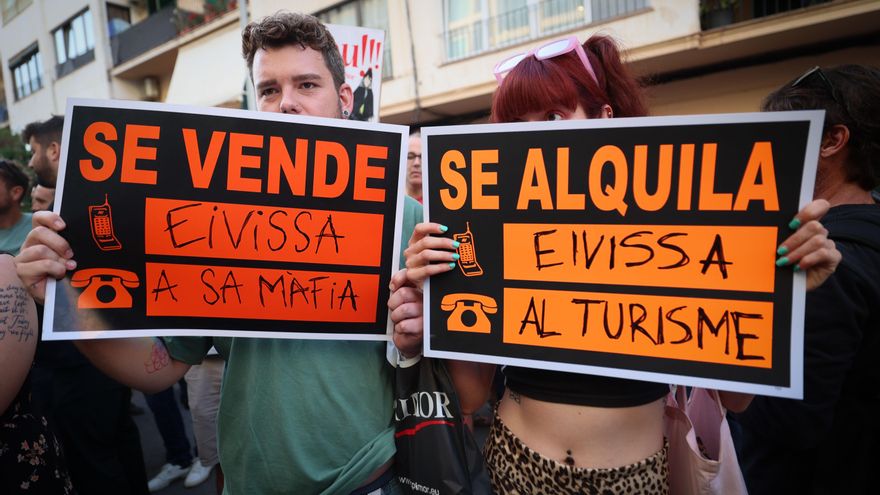 La apertura de nuevas rutas aéreas desata el rechazo social en Ibiza: "Hay que limitar vuelos y frenar la masificación"