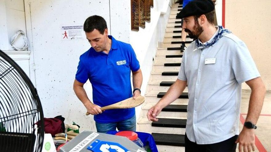 Pradales en el Jaialdi de Estados Unidos: bailes, fútbol americano, jugando a pala y exhibición de 'aizkolaris'