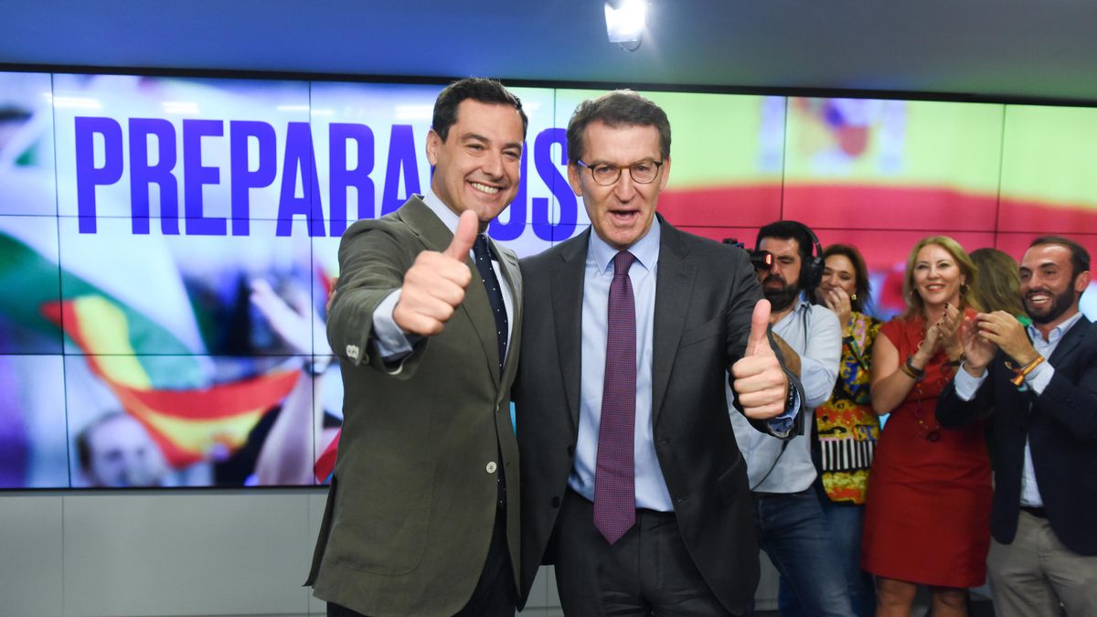 El presidente del PP andaluz y presidente electo de la Junta de Andalucía, Juanma Moreno (i) y el presidente del Partido Popular, Alberto Núñez Feijóo (d).