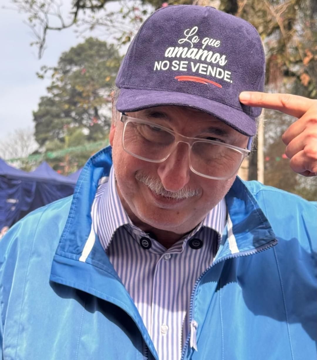 Passalacqua apareció públicamente este fin de semana con una gorra que llevaba la inscripción "Lo que amamos no se vende".