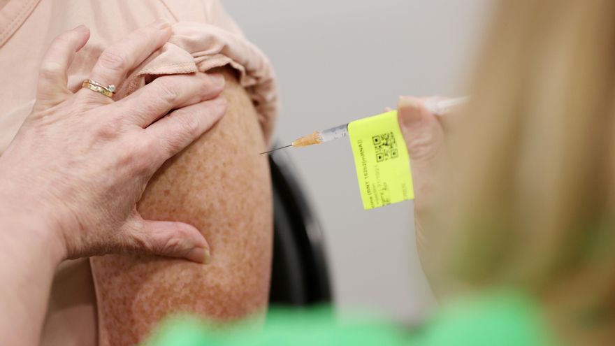 Una ciudadana recibe la vacuna de Pfizer.