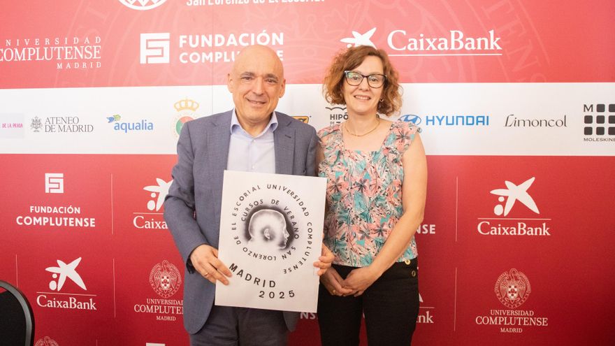 El diputado del PSOE Rafael Simancas, posa con un diploma tras su intervención en los Cursos Complutense de Verano, en el Hotel EXE Victoria Palace, a 15 de julio de 2025, en San Lorenzo de El Escorial, Madrid (España).