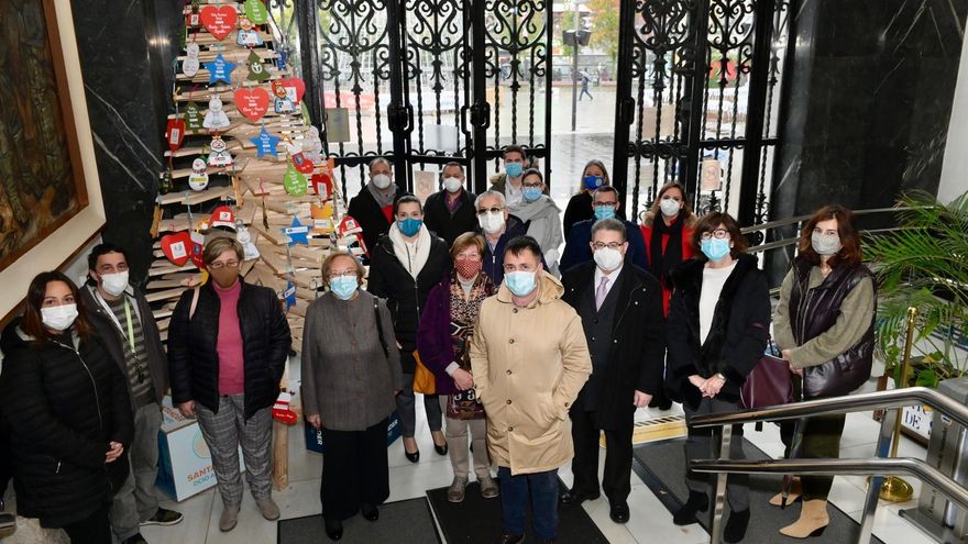 Santander instala una bandera de España con forma de árbol de Navidad en Puertochico