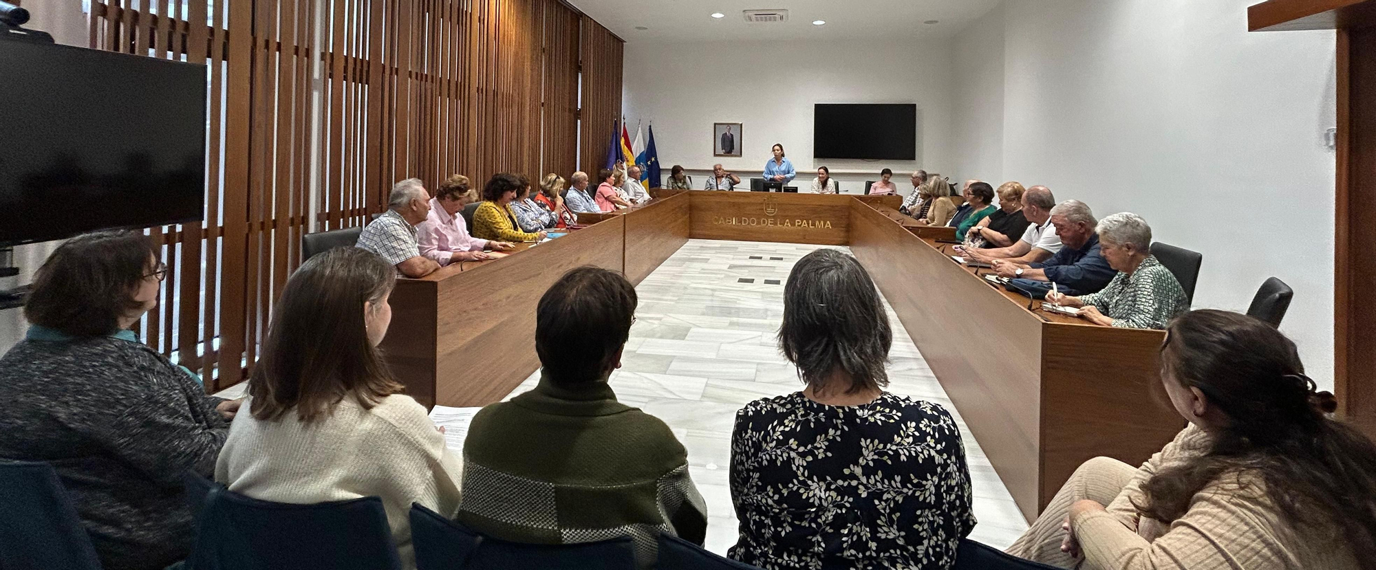 Reunión de Ángeles Fernández con las asociaciones de mayores.
