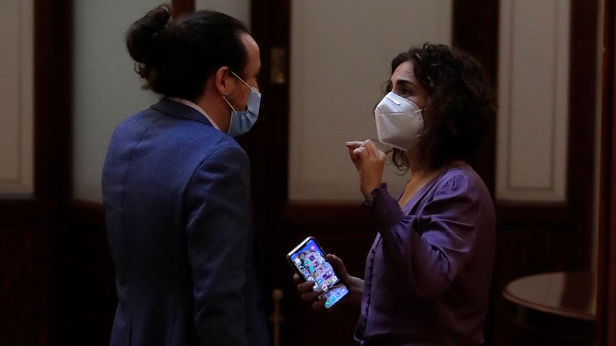 Iglesias y Montero discuten en una de las salas del Congreso.