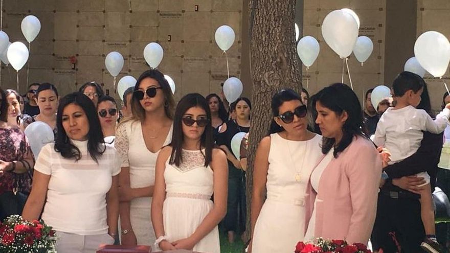 Familiares de los mexicanos Sara Esther Regalado Monrreal y Adolfo Cerros Hernández, víctimas del tiroteo en el centro comercial Wall Mart del El Paso (Estados Unidos) participan en una misa en su memoria, este sábado, en Ciudad Juárez (México).