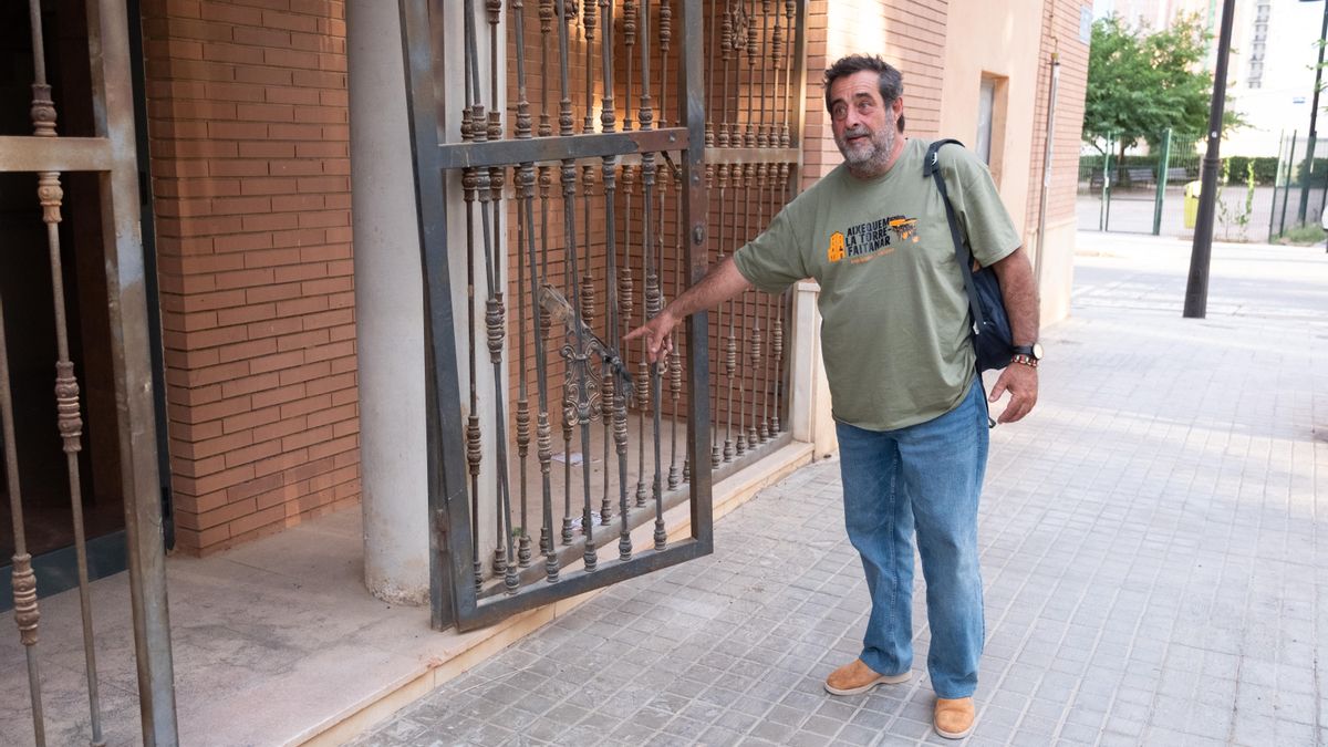 José, veí de la Torre, mostra una de les restes que perviuen set mesos després de la riuada.